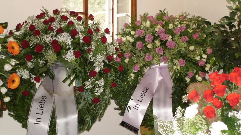 Trauerfloristik für einen würdevollen Abschied - trauerfloristik 02 Unsere Trauerfloristik reicht von klassischen Kränzen und Gestecken bis zu individuellen Blumengrüßen