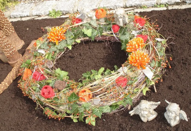 Trauerfloristik für einen würdevollen Abschied - trauerfloristik 03 Unsere Trauerfloristik reicht von klassischen Kränzen und Gestecken bis zu individuellen Blumengrüßen