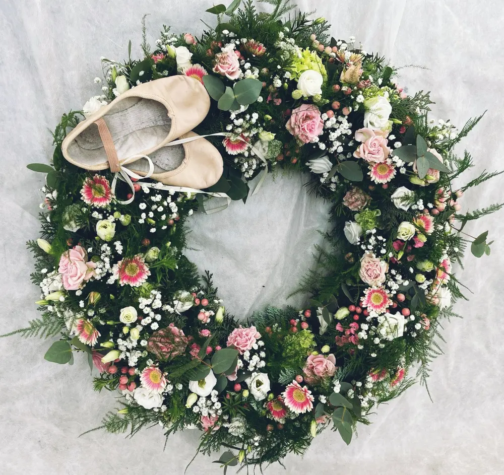 Trauerfloristik für einen würdevollen Abschied - trauerfloristik 04 Unsere Trauerfloristik reicht von klassischen Kränzen und Gestecken bis zu individuellen Blumengrüßen