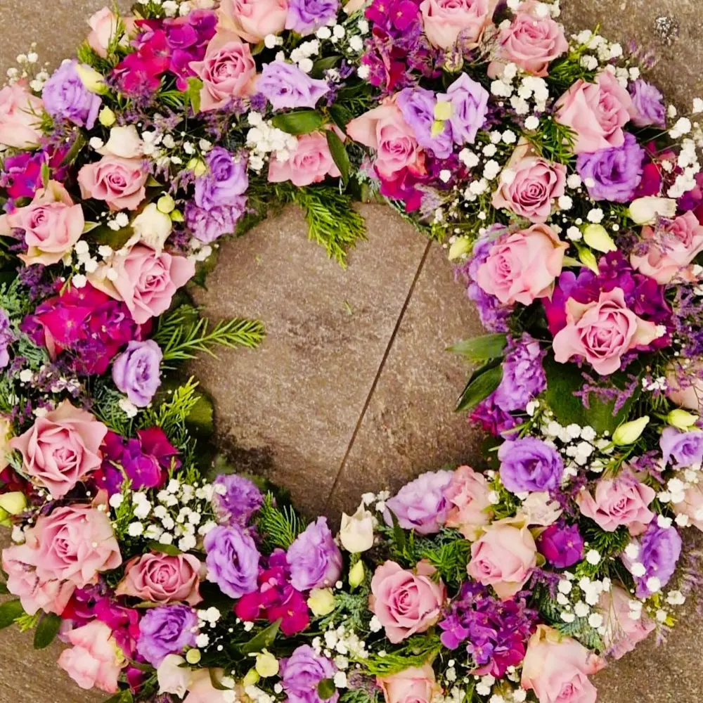 Trauerfloristik für einen würdevollen Abschied - trauerfloristik 07 Unsere Trauerfloristik reicht von klassischen Kränzen und Gestecken bis zu individuellen Blumengrüßen